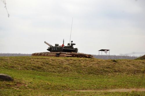 На полигоне танкового училища прошли учебные стрельбы для школьников Лаишевского района