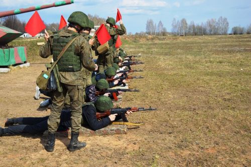 На полигоне танкового училища прошли учебные стрельбы для школьников Лаишевского района
