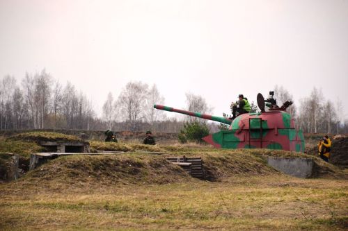 На полигоне танкового училища прошли учебные стрельбы для школьников Лаишевского района