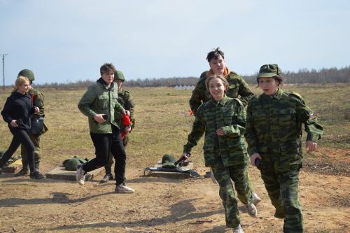 На полигоне танкового училища прошли учебные стрельбы для школьников Лаишевского района
