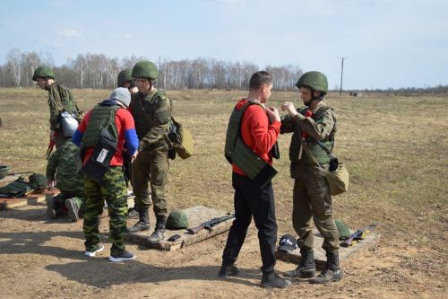 На полигоне танкового училища прошли учебные стрельбы для школьников Лаишевского района