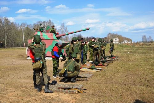 На полигоне танкового училища прошли учебные стрельбы для школьников Лаишевского района