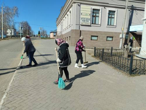 Жители Лаишева продолжают убираться на улицах города