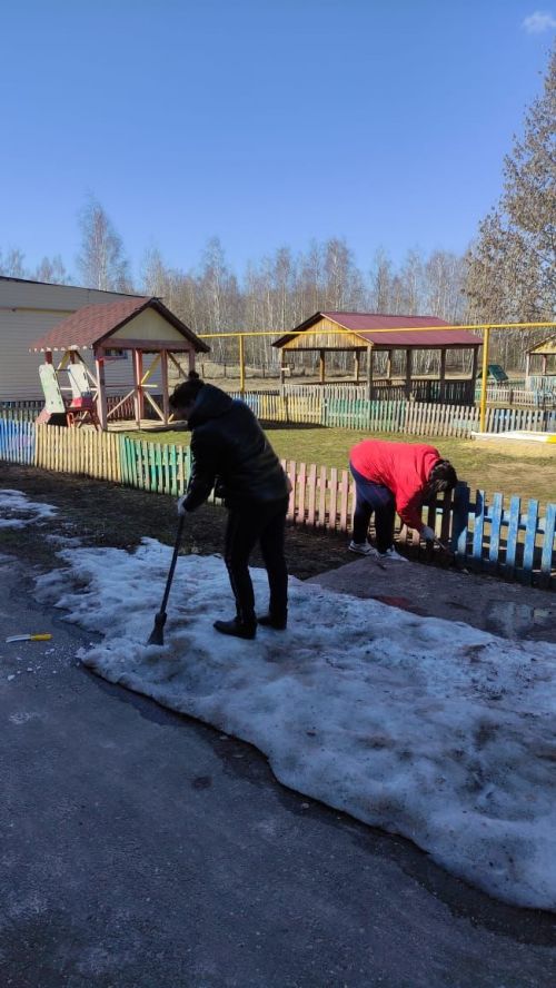 Лаишевцы продолжают наводить чистоту на своих участках