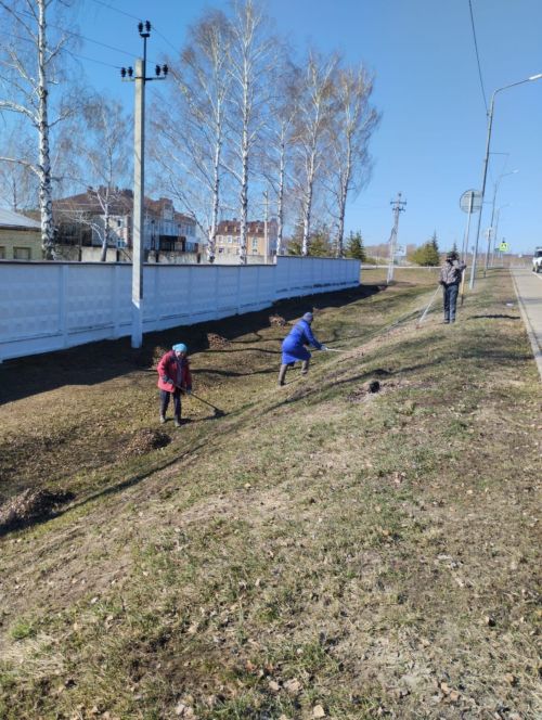 Жители Лаишева продолжают убираться на улицах города