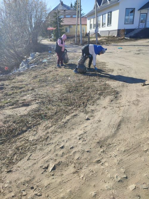 Жители Лаишева продолжают убираться на улицах города