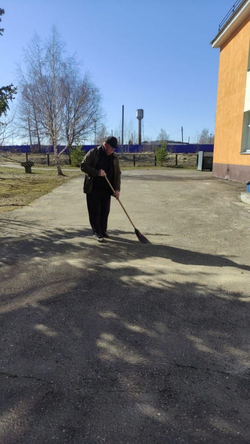Лаишевцы продолжают наводить чистоту на своих участках