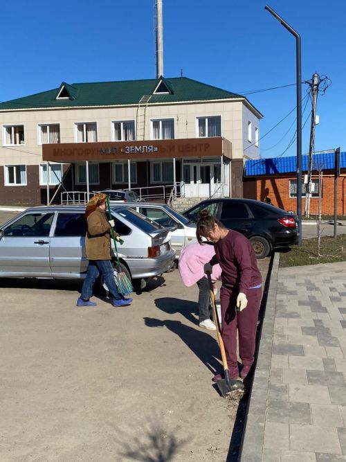 Жители Лаишева продолжают убираться на улицах города
