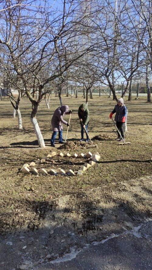 Лаишевцы продолжают наводить чистоту на своих участках