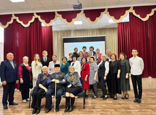 Педагогик хезмәт ветераннары һәм Сокуры авылының мактаулы кешеләре белән очрашу узды