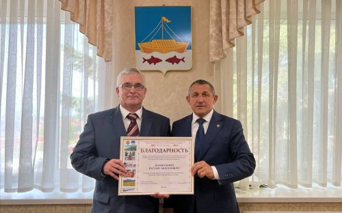 Глава района Ильдус Зарипов поздравил тренера по дзюдо и самбо спортивной школы города Лаишево Рустама Насибуллина с днем рождения