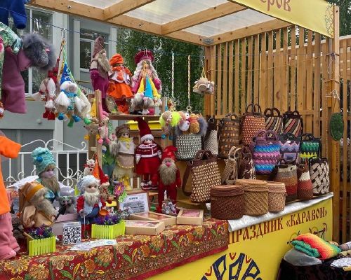 Каравон встречает гостей изделиями мастеров, радугой красок и отличным настроем