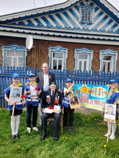Юидовцы Кирбинской школы поздравили с Днем Победы 94-летнего труженика тыла