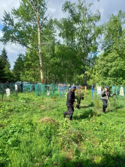 В Лаишевском районе в Атабаево на субботнике навели порядок на сельском кладбище