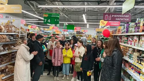 В Лаишевском районе посетители магазина присоединились к флешмобу и спели «Этот День Победы!»