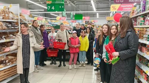 В Лаишевском районе посетители магазина присоединились к флешмобу и спели «Этот День Победы!»