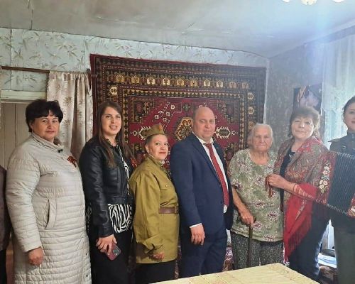 В Рождественском сельском поселении тружеников тыла и пожилых людей поздравили с Днем Победы песнями и музыкальными номерами