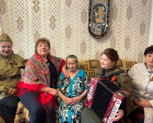В Рождественском сельском поселении тружеников тыла и пожилых людей поздравили с Днем Победы песнями и музыкальными номерами