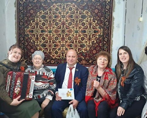 В Рождественском сельском поселении тружеников тыла и пожилых людей поздравили с Днем Победы песнями и музыкальными номерами