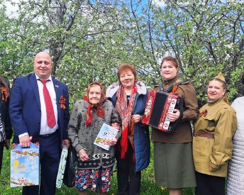 В Рождественском сельском поселении тружеников тыла и пожилых людей поздравили с Днем Победы песнями и музыкальными номерами