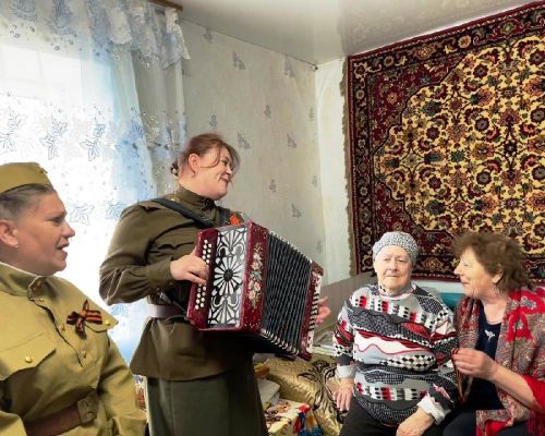 В Рождественском сельском поселении тружеников тыла и пожилых людей поздравили с Днем Победы песнями и музыкальными номерами