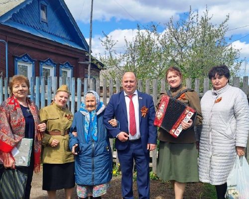 В Рождественском сельском поселении тружеников тыла и пожилых людей поздравили с Днем Победы песнями и музыкальными номерами