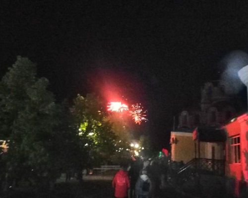 Вечернее небо расцветил яркий салют Победы
