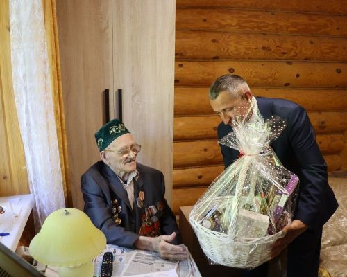 Поздравили с Днем Победы 101-летнего ветерана с уникальной судьбой