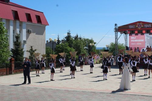 Лаишевские артисты выступили с концертом ко Дню Победы