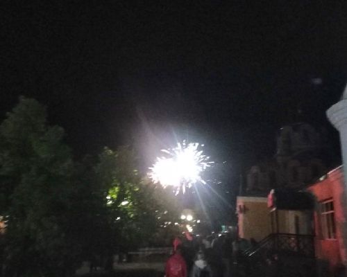 Вечернее небо расцветил яркий салют Победы