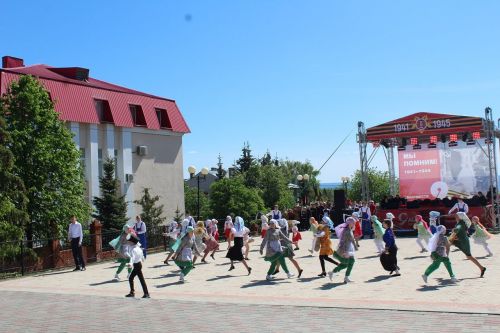 Лаишевские артисты выступили с концертом ко Дню Победы