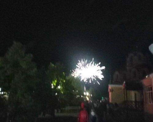 Вечернее небо расцветил яркий салют Победы