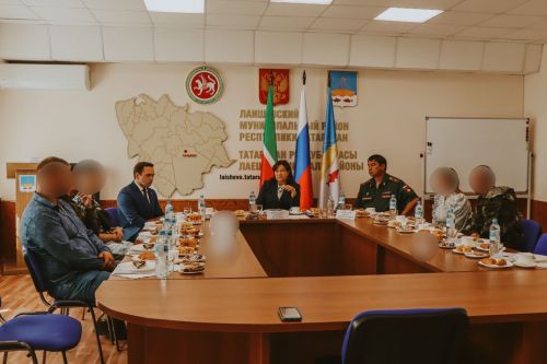 Бүген ялга кайткан мобилизацияләнгәннәр Лаеш районы җитәкчелеге белән очрашты