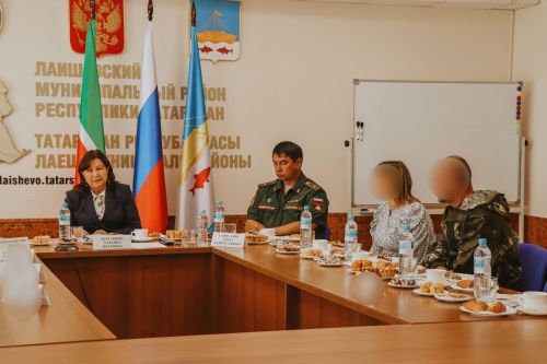 Бүген ялга кайткан мобилизацияләнгәннәр Лаеш районы җитәкчелеге белән очрашты