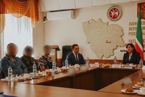 Бүген ялга кайткан мобилизацияләнгәннәр Лаеш районы җитәкчелеге белән очрашты