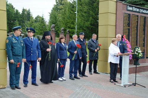 Лаишевцы возложили цветы к мемориалу Вечного огня
