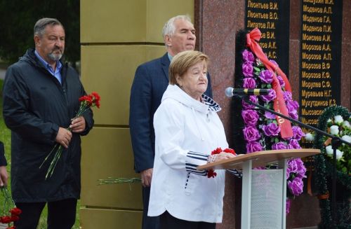 Лаишевцы возложили цветы к мемориалу Вечного огня
