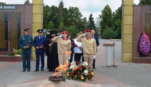 Лаишевцы возложили цветы к мемориалу Вечного огня