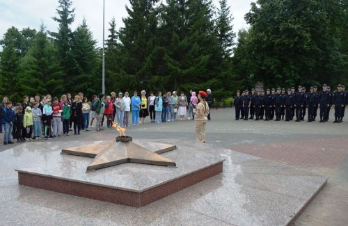 Лаишевцы возложили цветы к мемориалу Вечного огня