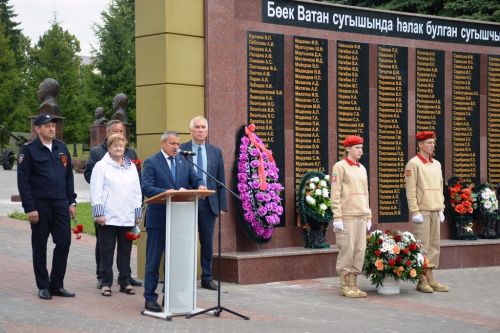 Лаишевцы возложили цветы к мемориалу Вечного огня