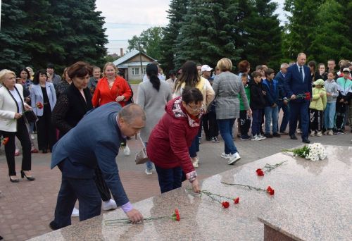 Лаишевцы возложили цветы к мемориалу Вечного огня
