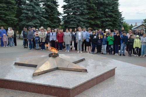 Лаишевцы возложили цветы к мемориалу Вечного огня