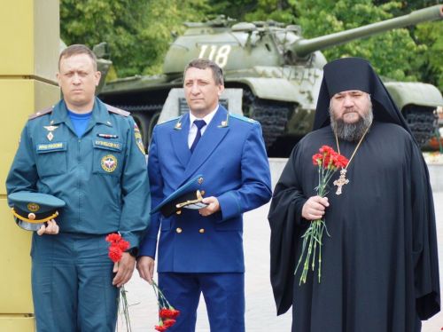 Лаишевцы возложили цветы к мемориалу Вечного огня