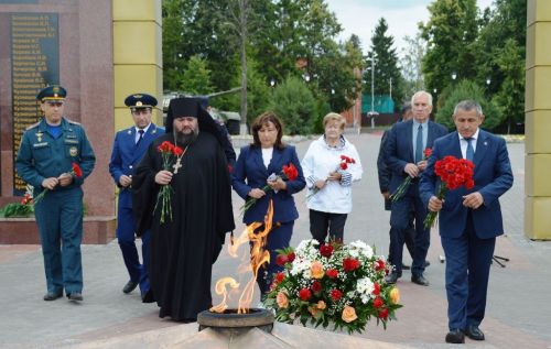 Лаишевцы возложили цветы к мемориалу Вечного огня