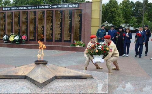 Лаишевцы возложили цветы к мемориалу Вечного огня