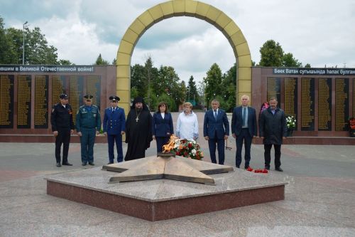 Лаишевцы возложили цветы к мемориалу Вечного огня