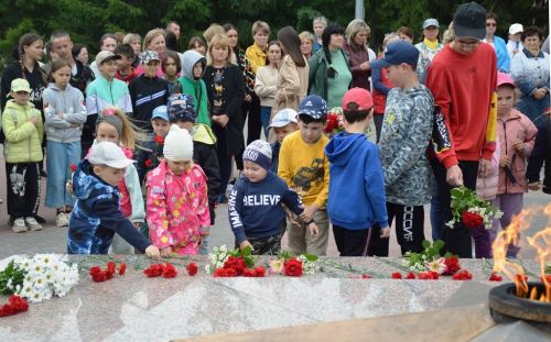 Лаишевцы возложили цветы к мемориалу Вечного огня