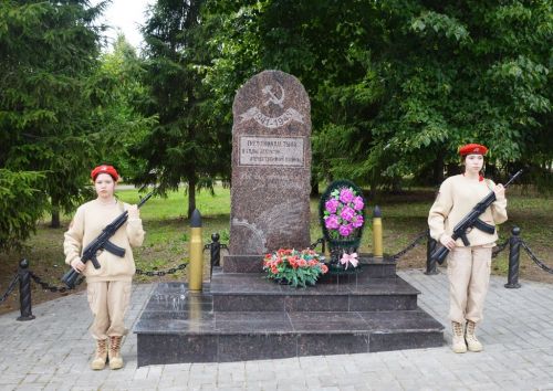 Лаишевцы возложили цветы к мемориалу Вечного огня