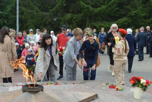 Лаишевцы возложили цветы к мемориалу Вечного огня