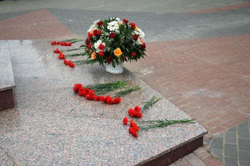Лаишевцы возложили цветы к мемориалу Вечного огня